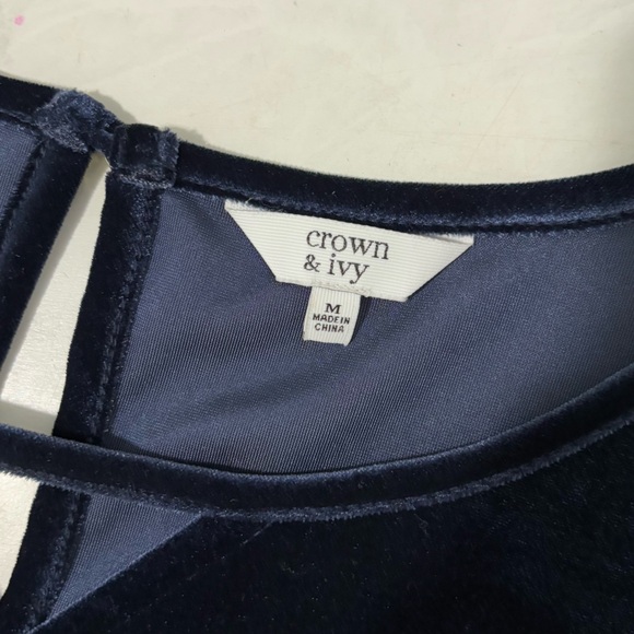 NEW Crown & Ivy Size Medium Navy Blue Velour Bell Sleeve Mini Dress Party - Picture 4 of 6